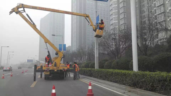 郑州东区正在安装的道旗架